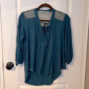 Women’s blouse with lace shoulders